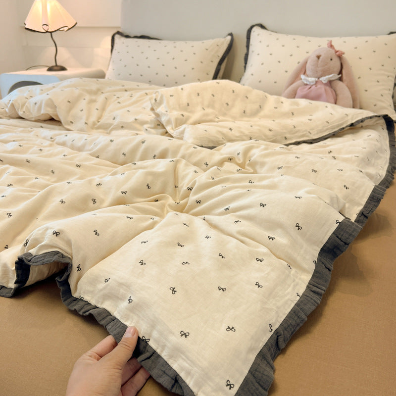 Elegant Bow Patterned Quilt Set