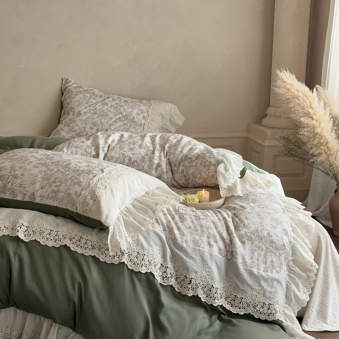 Bedding set in vintage lace and ruffle design