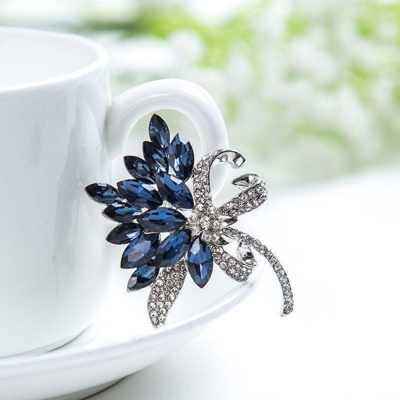 Sparkling brooch with floral design Stornfield