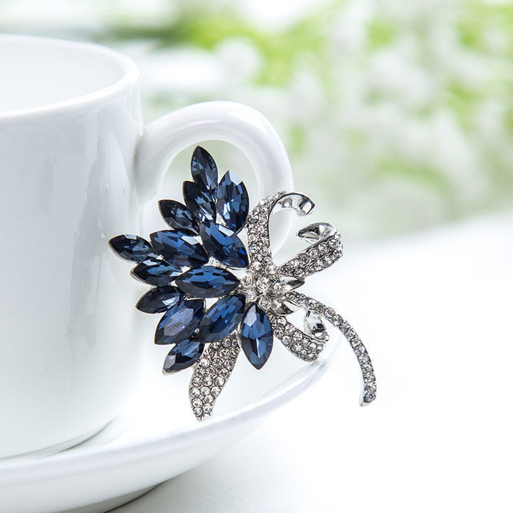 Sparkling brooch with floral design Stornfield