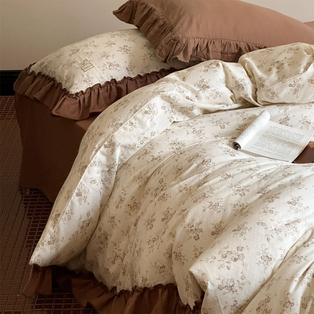 Bedding set with ruffled edges and fine minimalist pattern