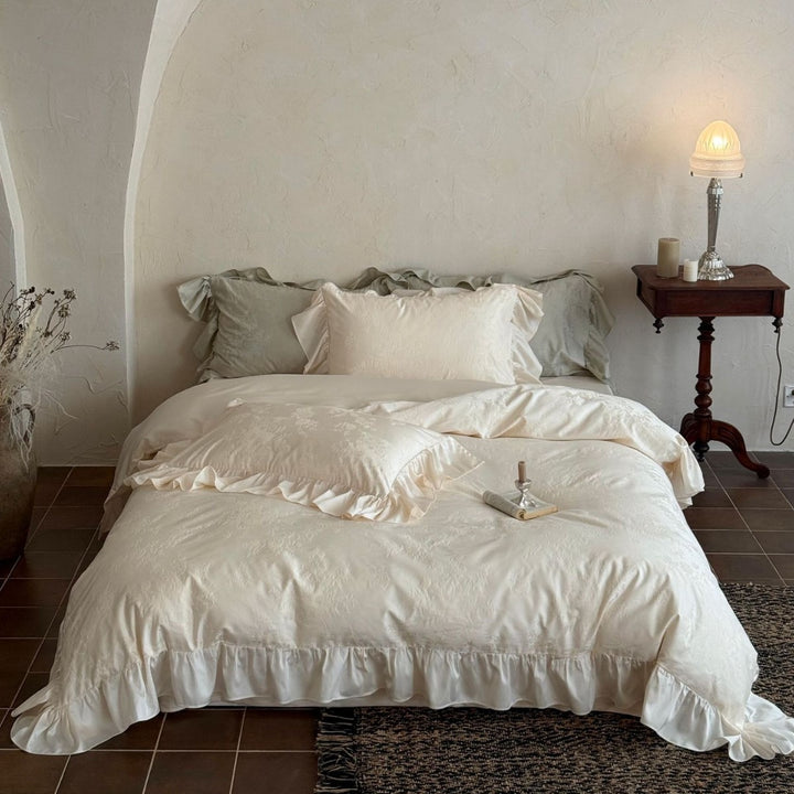 Bedding set in vintage jacquard with satin frill and delicate ruffle edge