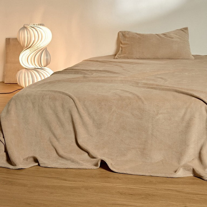 Fitted sheet with deep pocket and microfiber velvet