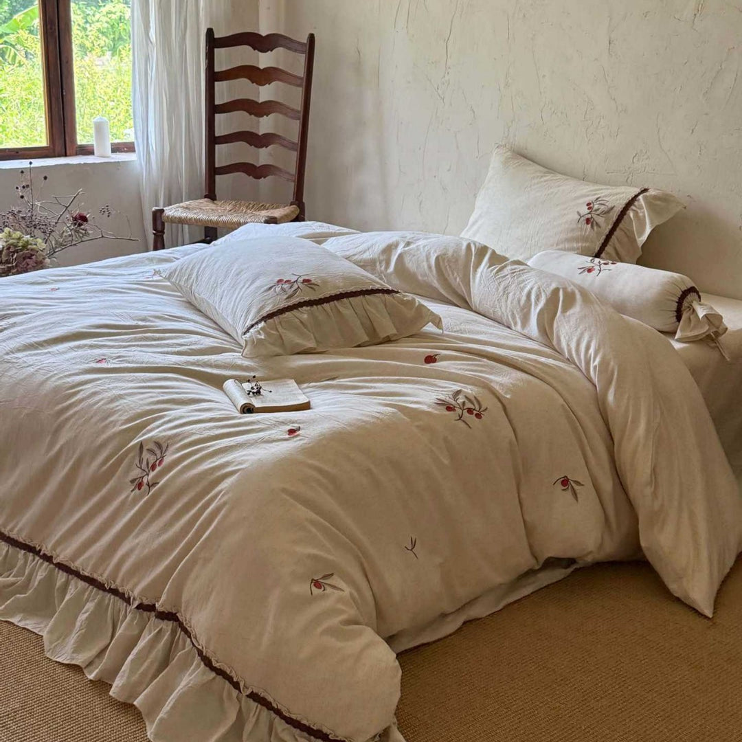 Cotton-linen bed linen set with ruffled hem and embroidered berry designs