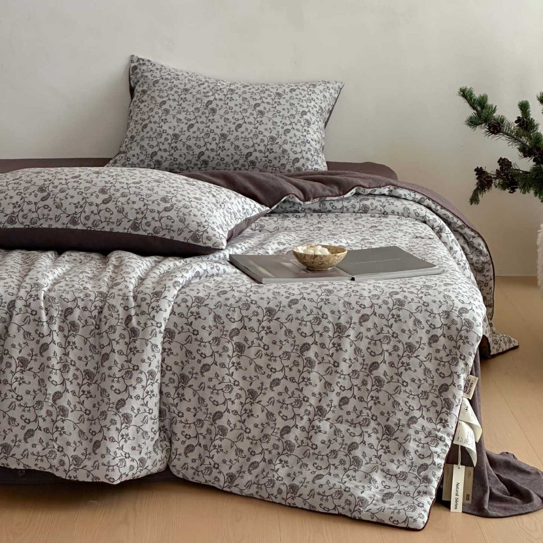 Bedding set made of cotton-linen mix with delicate floral print and reversibility