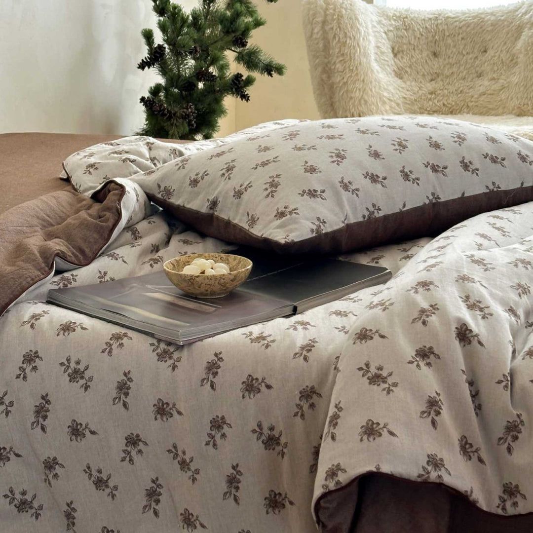 Bedding set made of cotton-linen mix with delicate floral print and reversibility