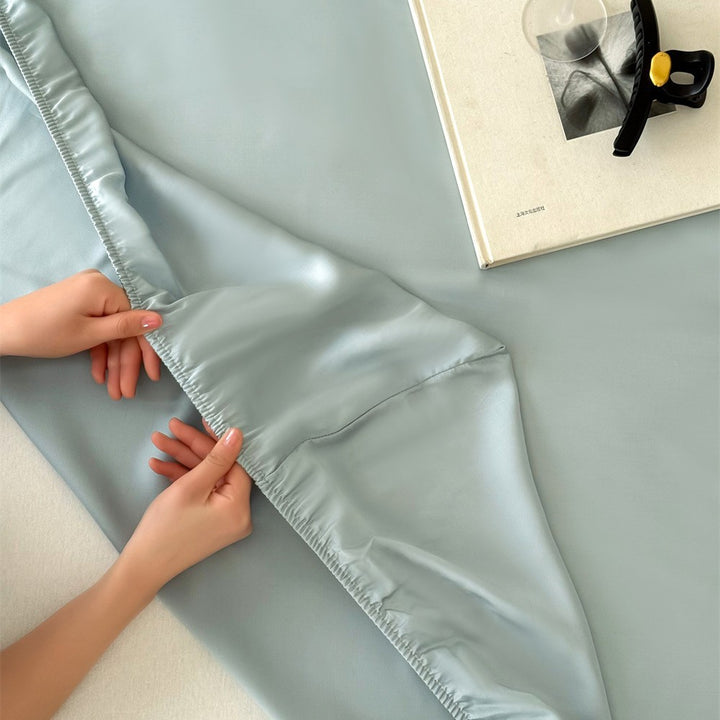 Luxurious satin bedding set with a silky-smooth surface, reversible function and hotel closure
