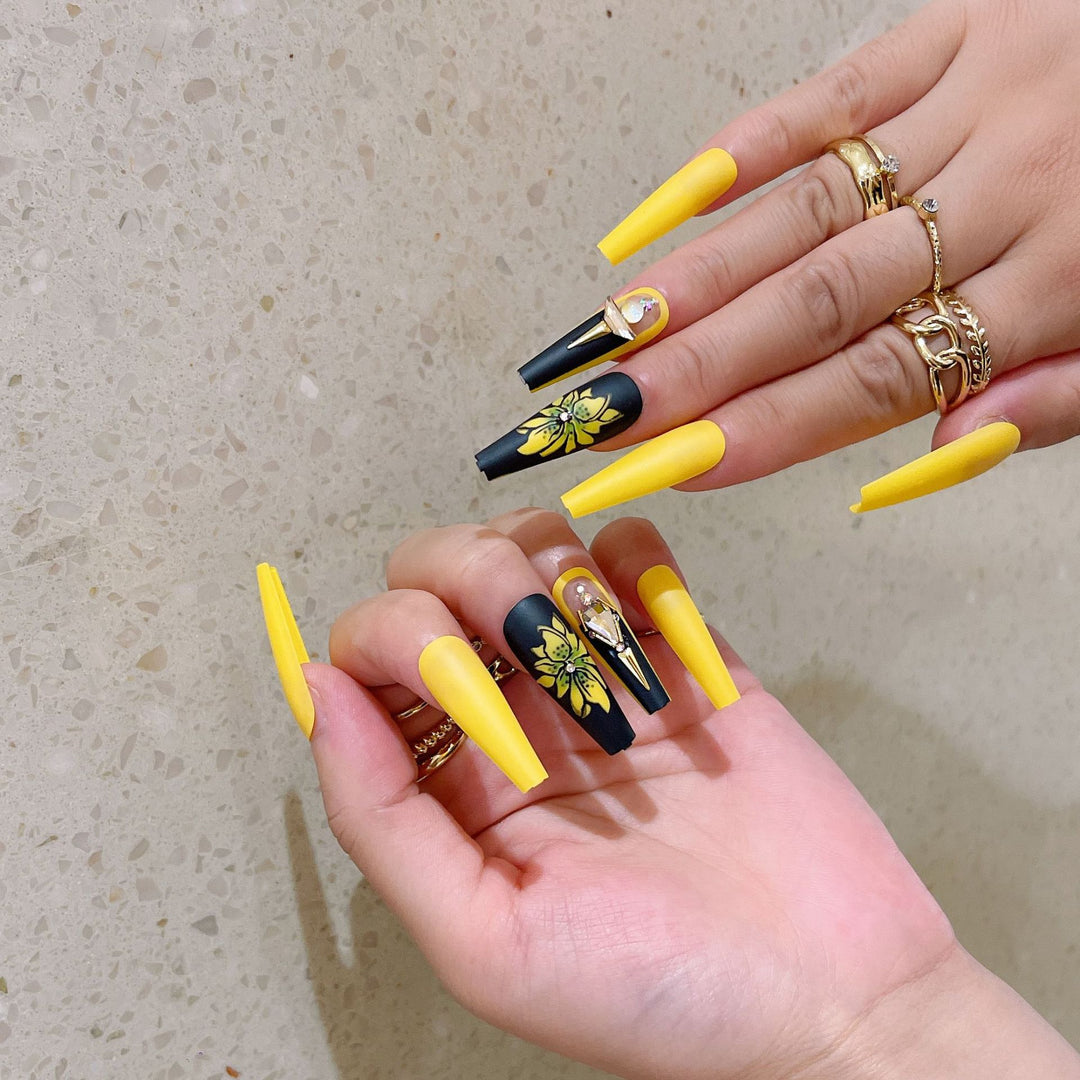 Artificial nail set with glamorous 3D decorations and detailed flower illustration Stornfield