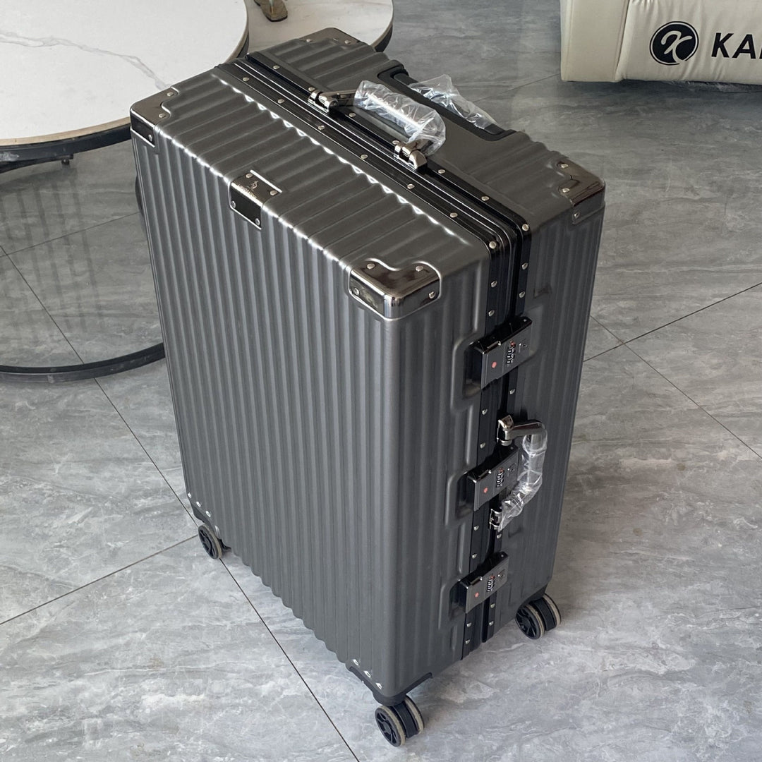 Hard-shell suitcase with integrated combination lock and silent wheels Stornfield
