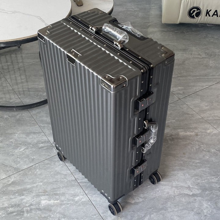 Hard-shell suitcase with integrated combination lock and silent wheels Stornfield