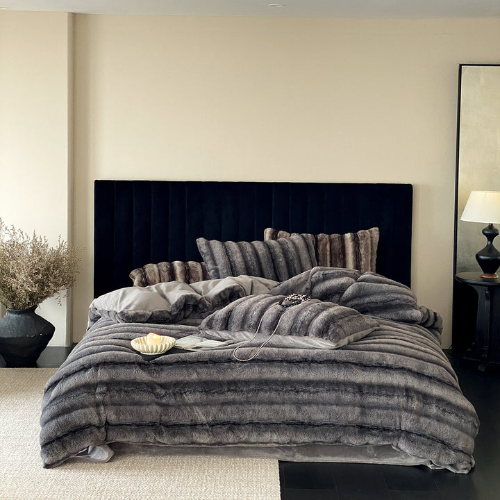High-pile cuddle duvet cover set made of faux fur with fine striped texture