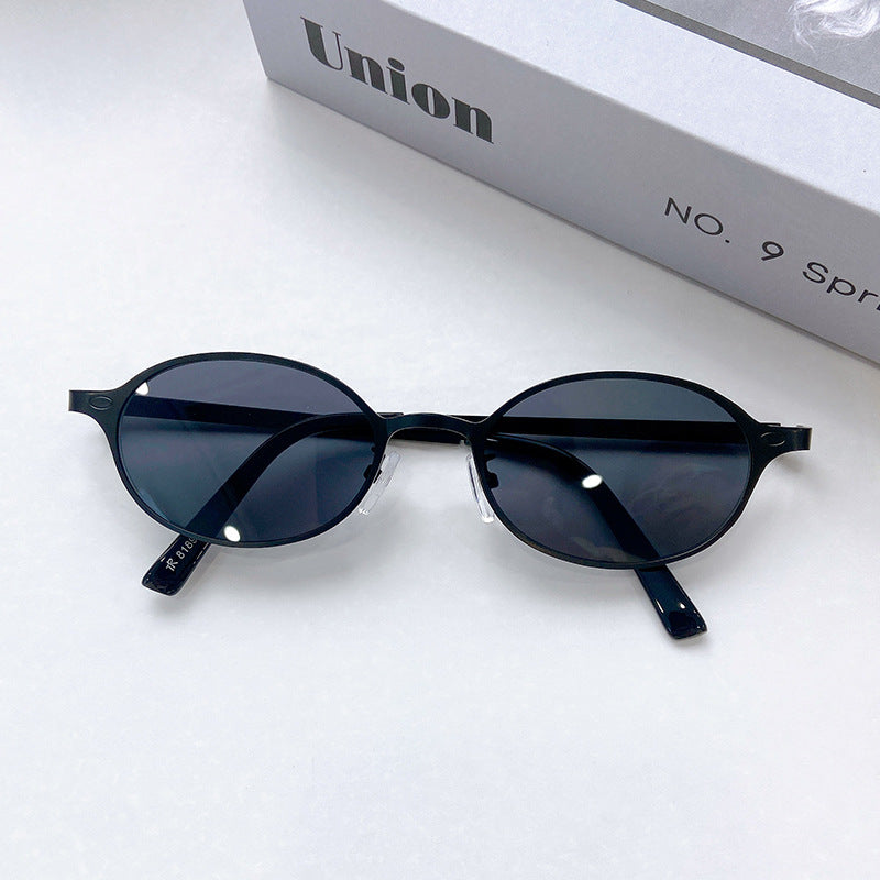 Fashionable Round Sunglasses with Elegant Golden Frame Stornfield