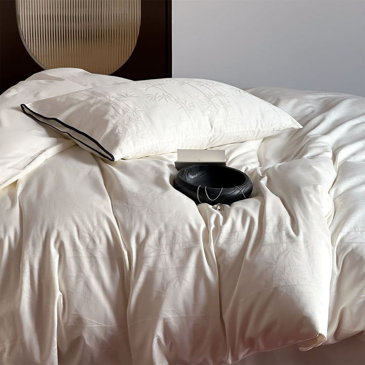 Bedding set made of cotton satin with bamboo jacquard and contrasting piping
