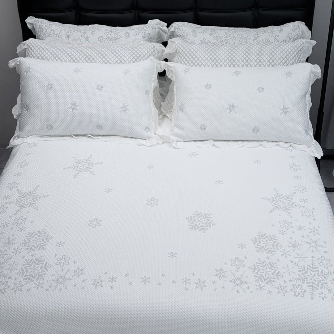 Bedspread with waffle structure and subtle snowflake embroidery