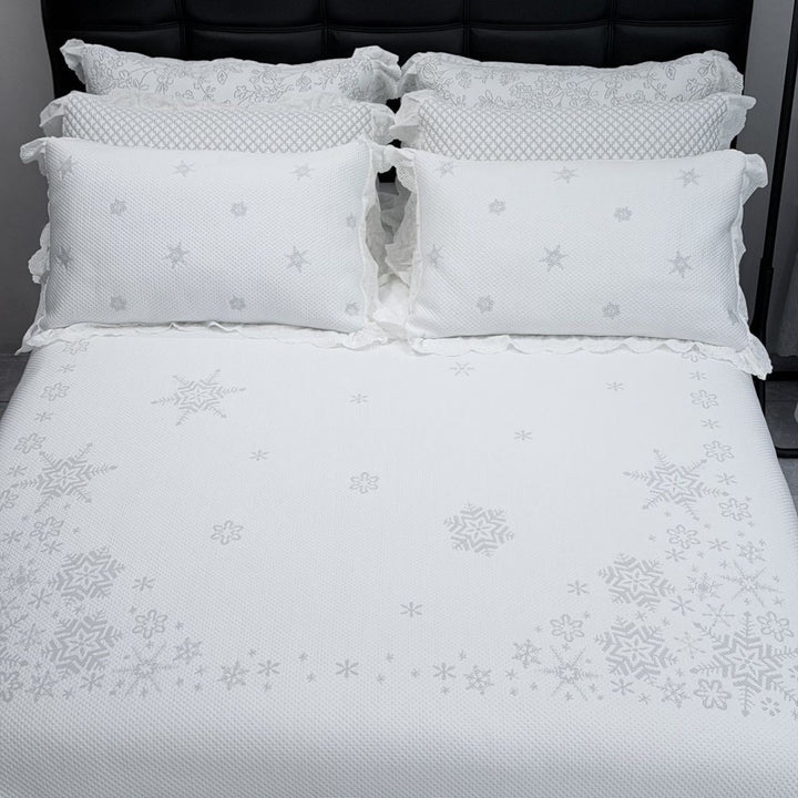 Bedspread with waffle structure and subtle snowflake embroidery