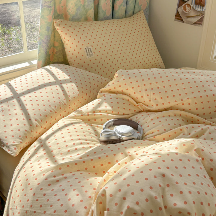 Dotted bedding set made of soft cotton satin with pillow and duvet cover