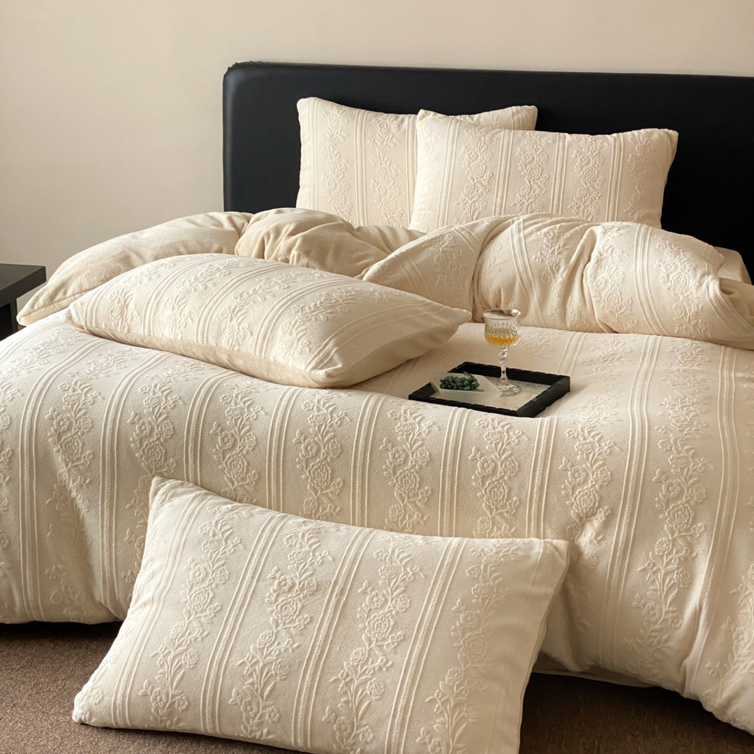 Luxurious duvet cover set in jacquard relief with fine floral quilting