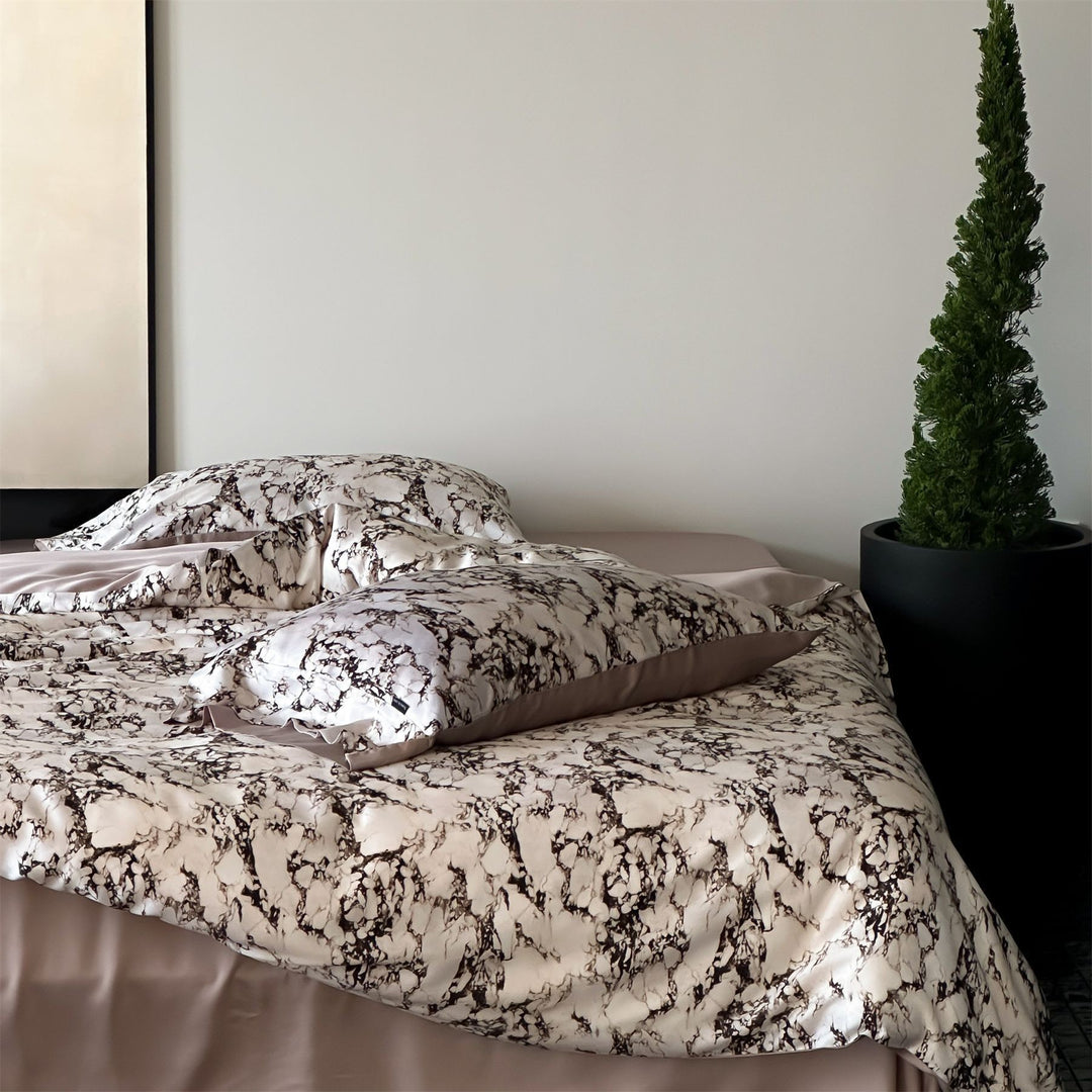 Satin bedding set with marble print, extra-fine satin and hotel closure