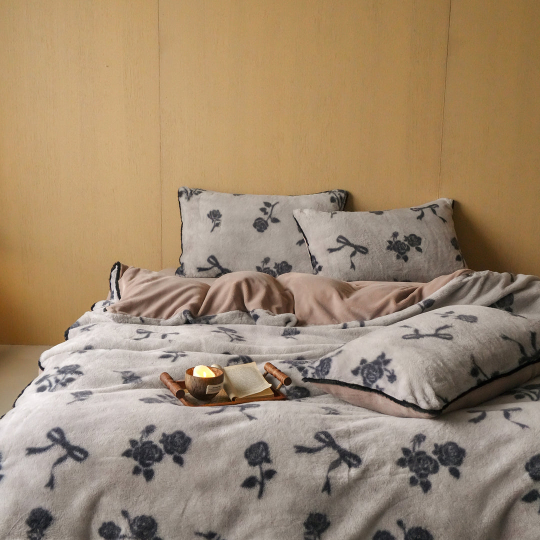 Plush bedding set with floral microfleece quilt cover