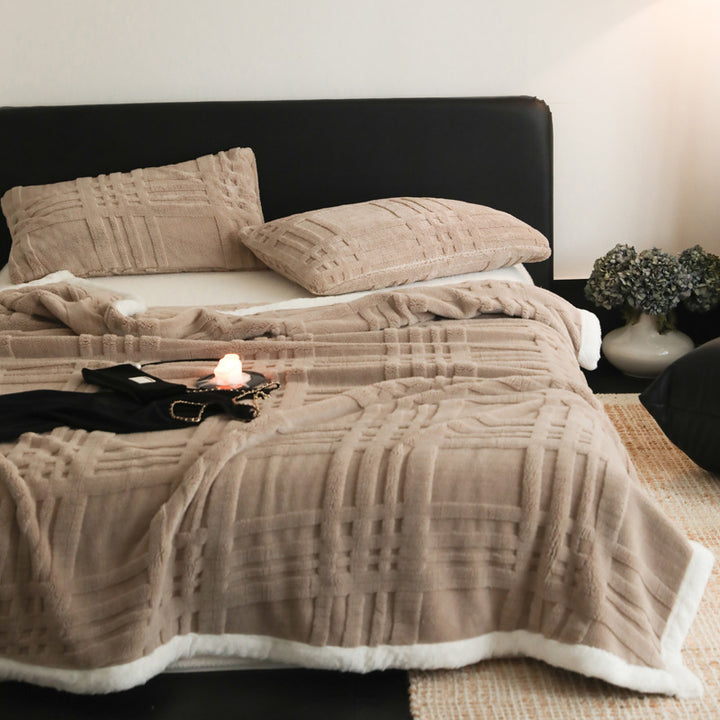 Reversible cozy bedspread set with Sherpa lining and textured check pattern
