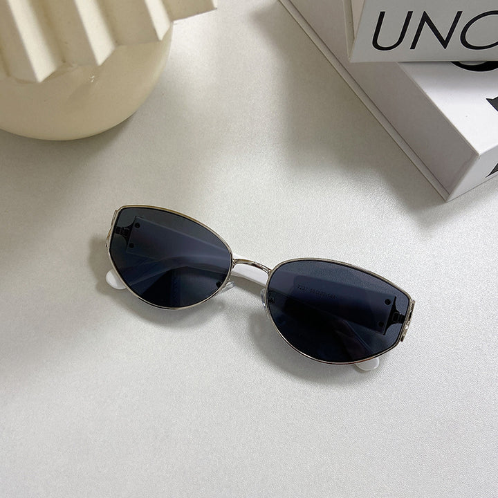Fashionable Cat-Eye Sunglasses with Golden Frame Stornfield