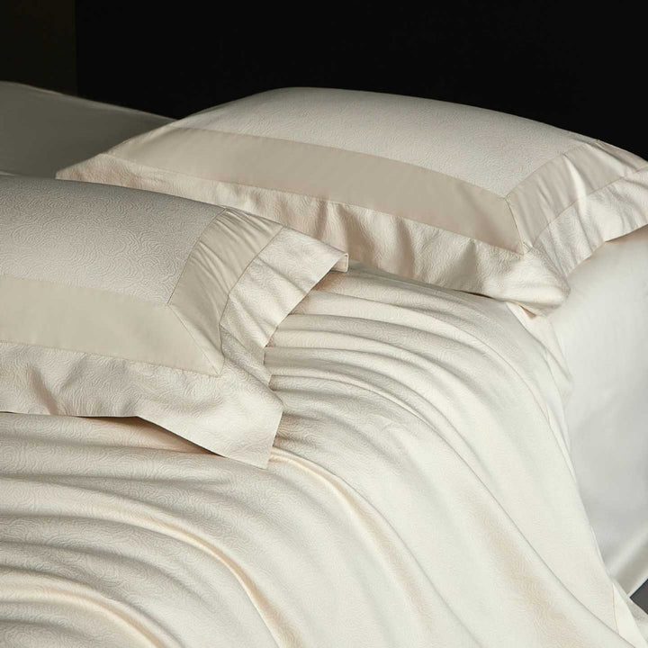 Elegant bedding set made of cotton sateen with fine quilted edge and hotel closure