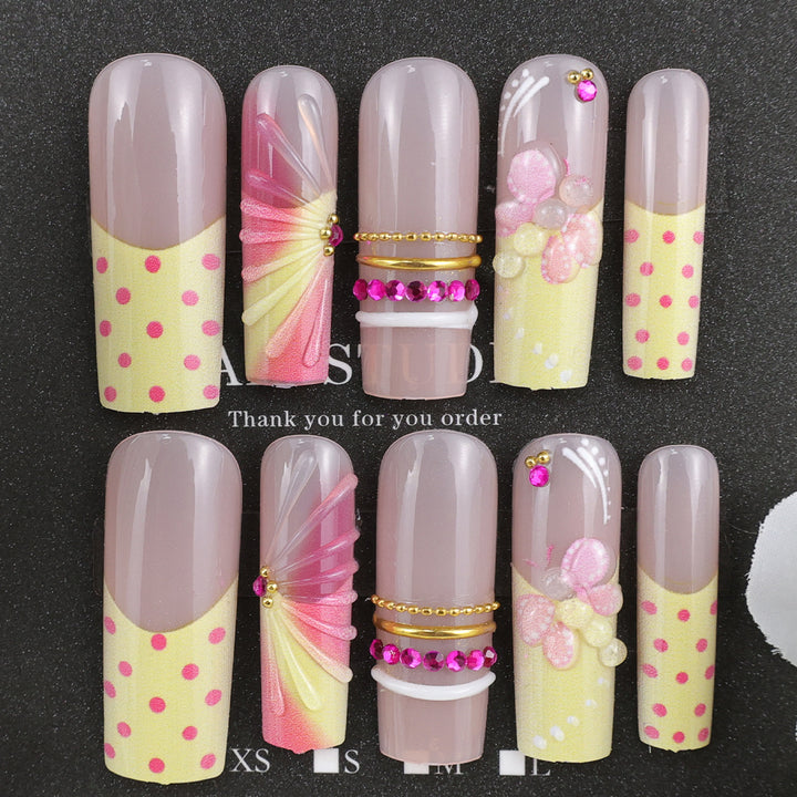 Artificial nail set with romantic flowers and playful accents Stornfield