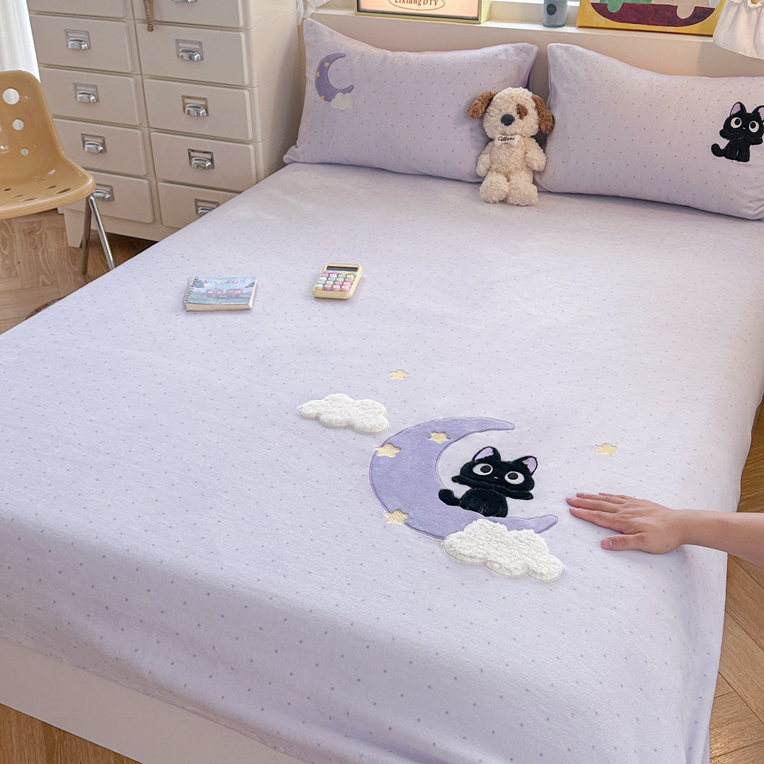 Children's fitted sheet with applied moon and cat motif made of soft microfiber