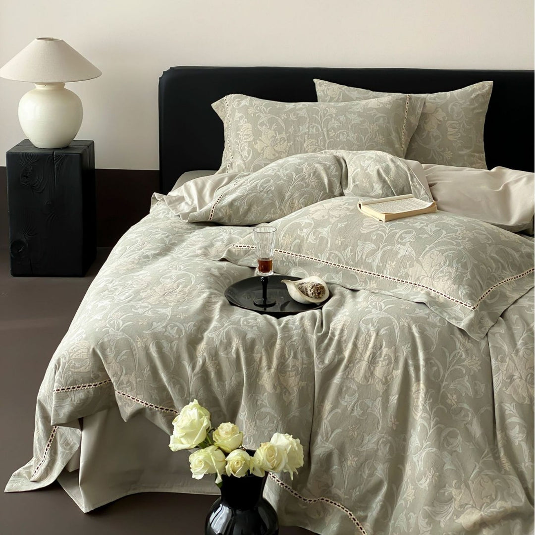Bedding set made of cotton satin with floral jacquard structure and lace trim