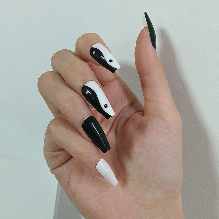 Artificial nails with Yin-Yang design Stornfield