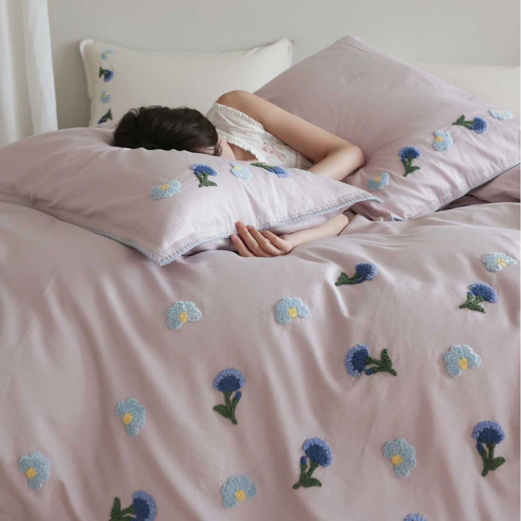 Hand-Embroidered Blue Daisy Cotton-Sateen Duvet Cover Set with Scalloped Trim and Matching Pillow Shams