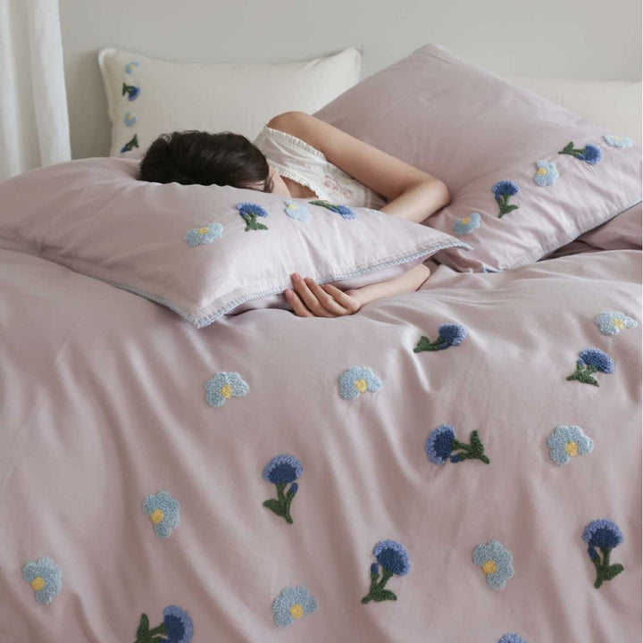 Hand-Embroidered Blue Daisy Cotton-Sateen Duvet Cover Set with Scalloped Trim and Matching Pillow Shams