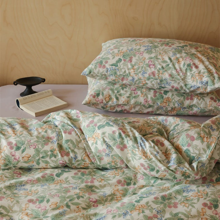 Cotton satin bedding set with fine check pattern and floral motifs