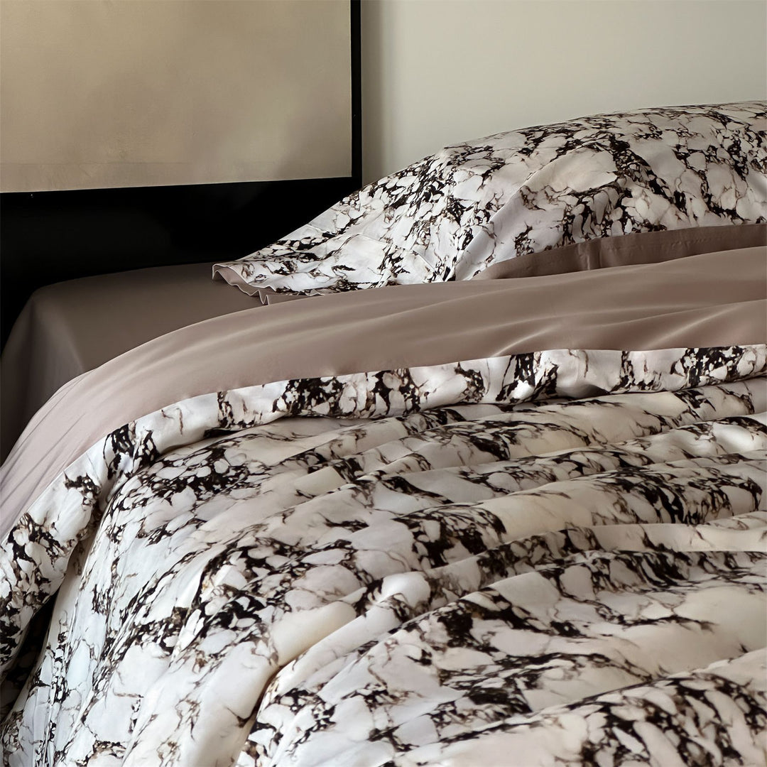 Satin bedding set with marble print, extra-fine satin and hotel closure