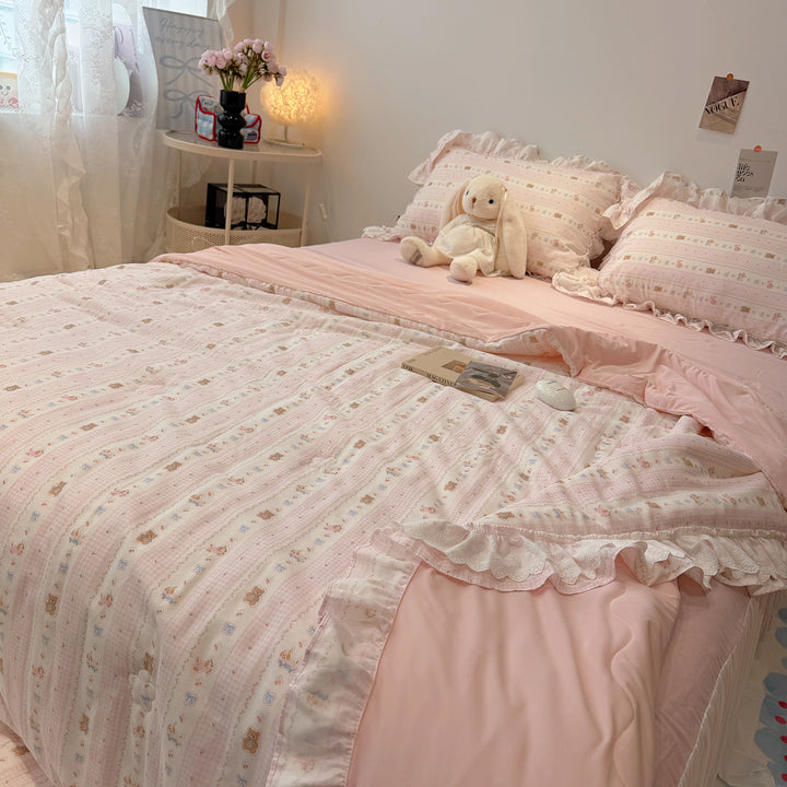 Patchwork bedding set made of cotton muslin with ruffles and light quilt