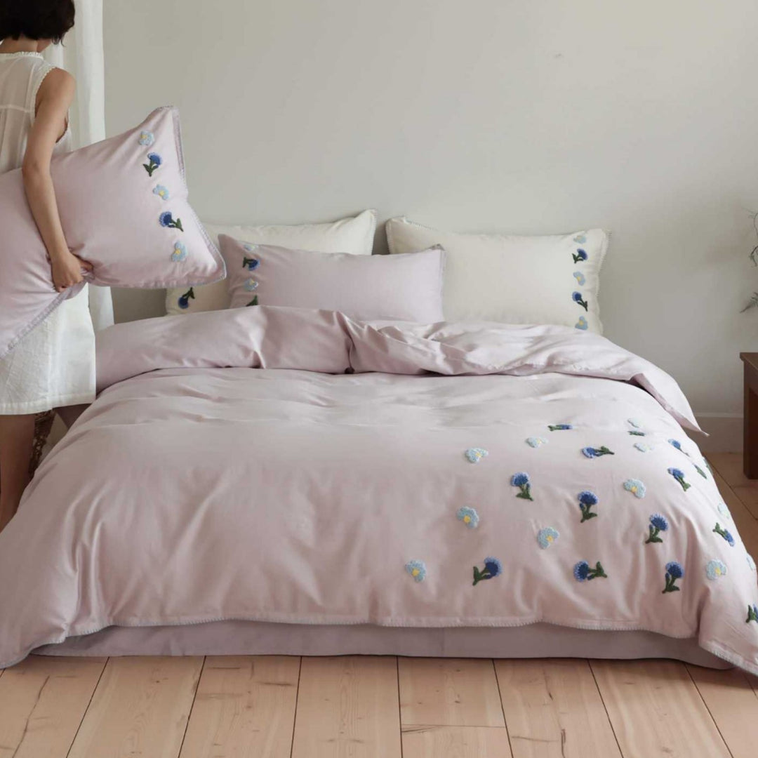 Hand-Embroidered Blue Daisy Cotton-Sateen Duvet Cover Set with Scalloped Trim and Matching Pillow Shams