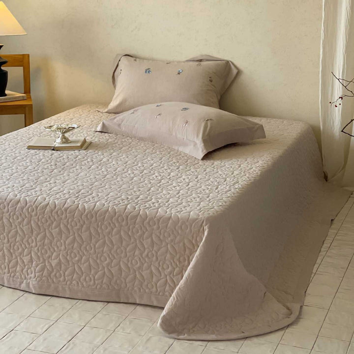 Bedding set made of soft cotton satin with delicate floral embroidery