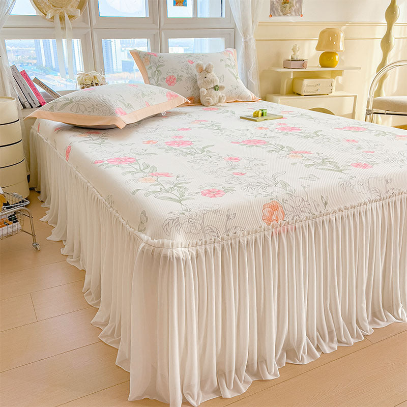 Women's elegant and decorative bedding throw set with cheerful floral pattern Stornfield