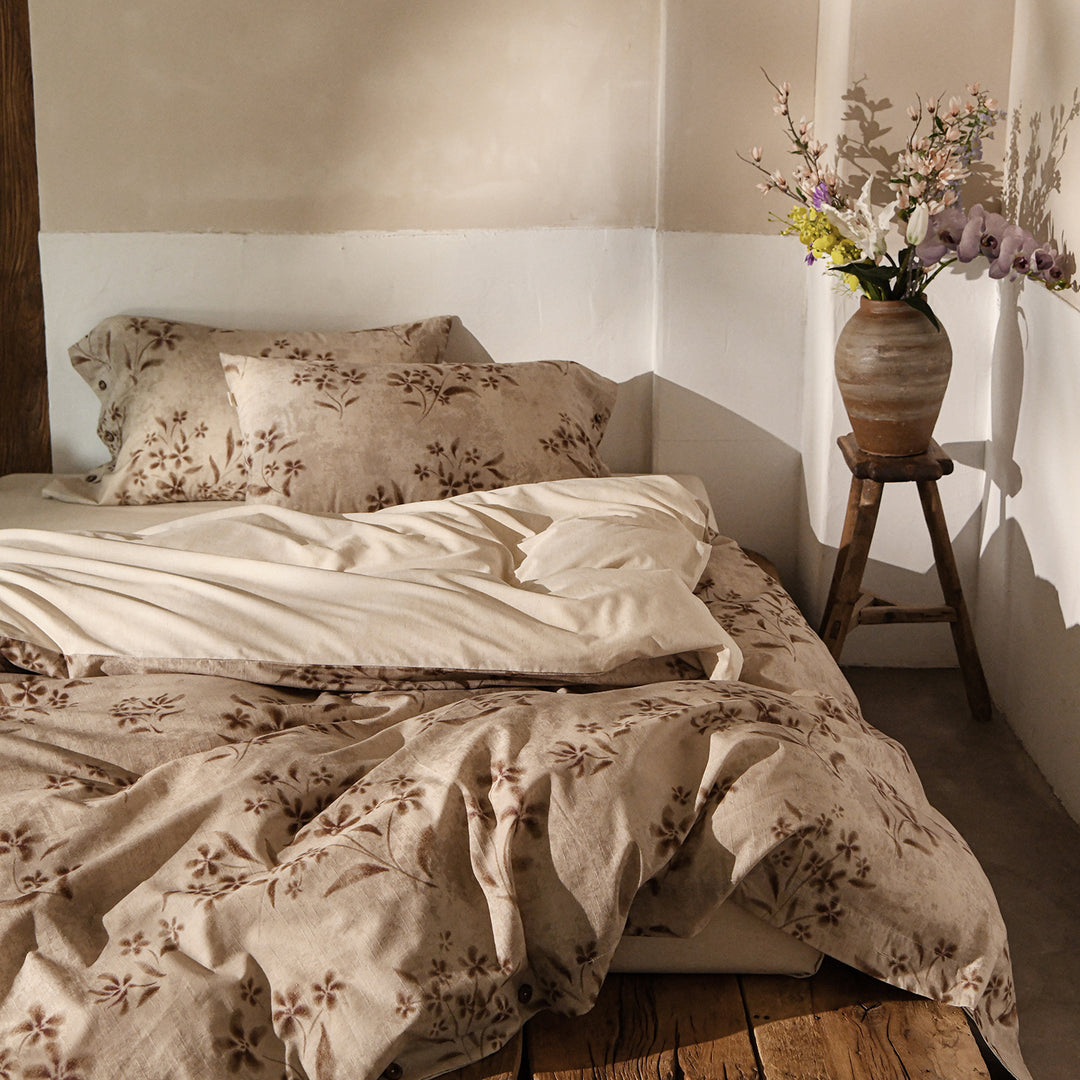 Luxurious bedding set made of cotton satin with floral watercolor pattern reversible duvet cover with button closure and pillowcases