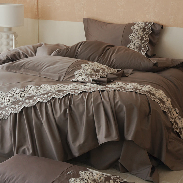 Bedding set with gathered ruffle and fine lace border