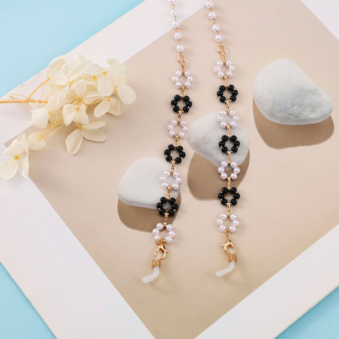 Elegant Beaded Eyewear Chain Stornfield