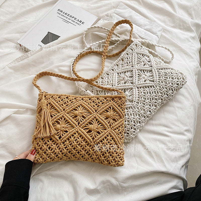 Hand-knotted shoulder bag with tassels and geometric pattern Stornfield