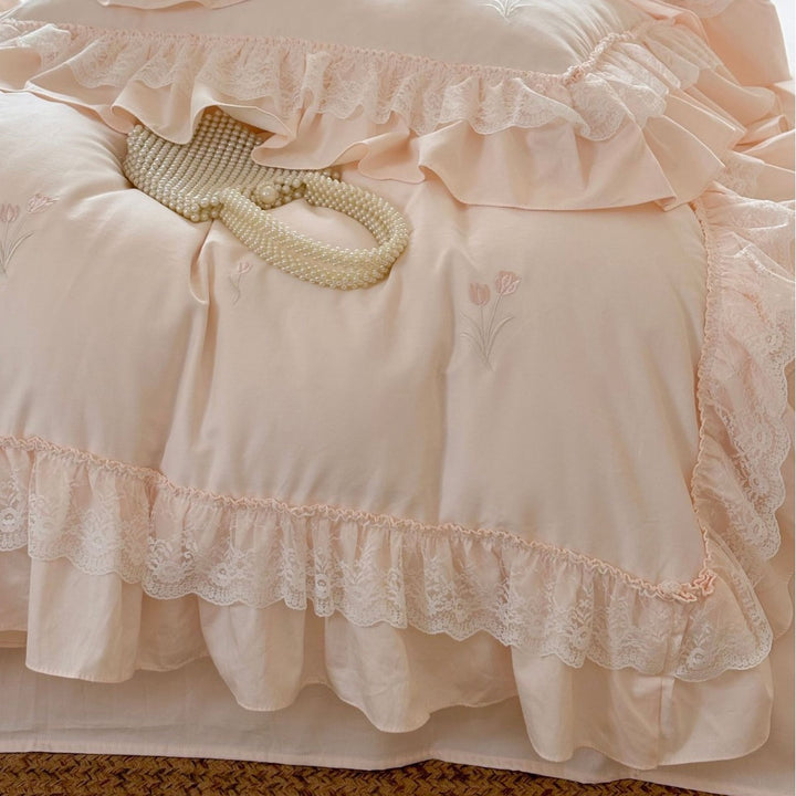 Shabby-Chic bedding set made of soft cotton blend with ruffles and delicate tulip embroidery