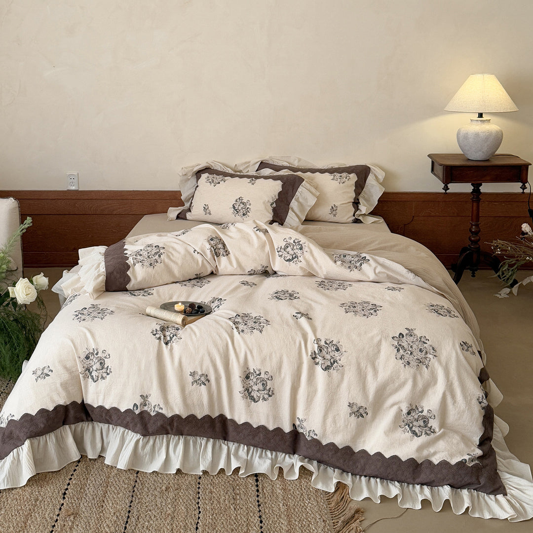 Cotton-linen bedding set with vintage floral print, ruffles and fringes