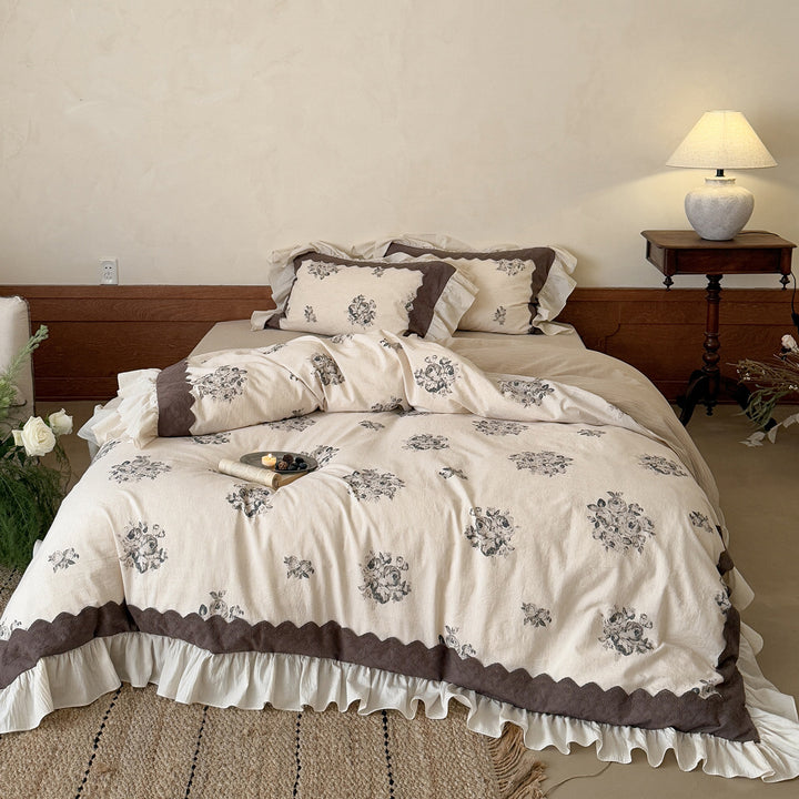 Cotton-linen bedding set with vintage floral print, ruffles and fringes