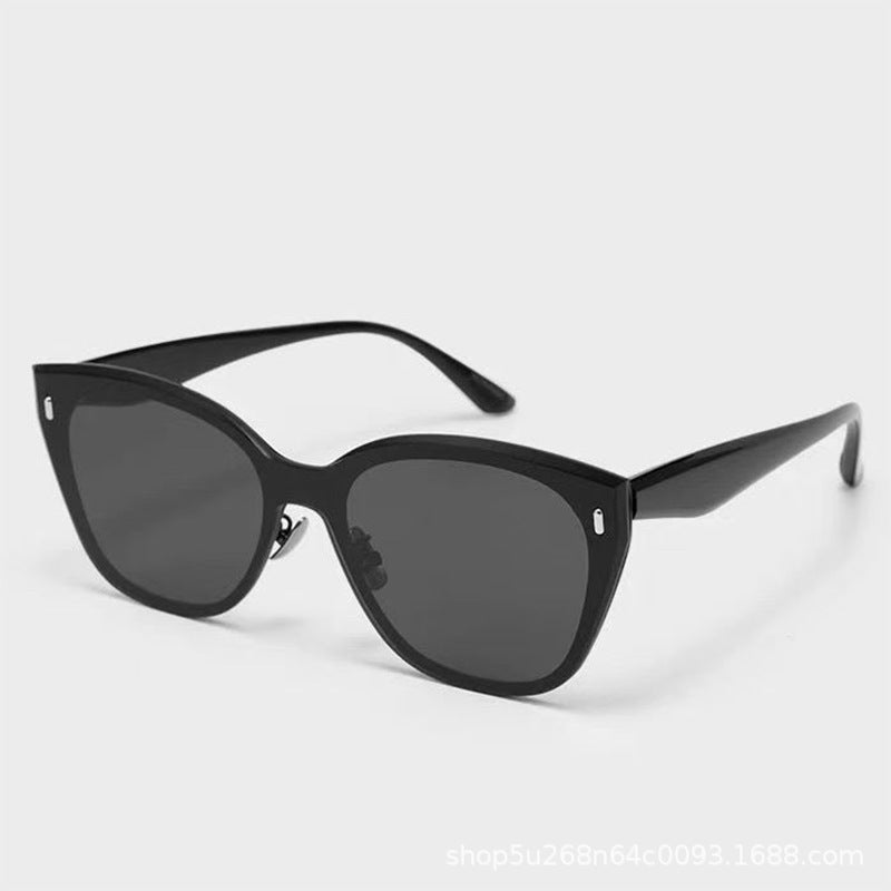 Vintage-Inspired Cat Eye Sunglasses