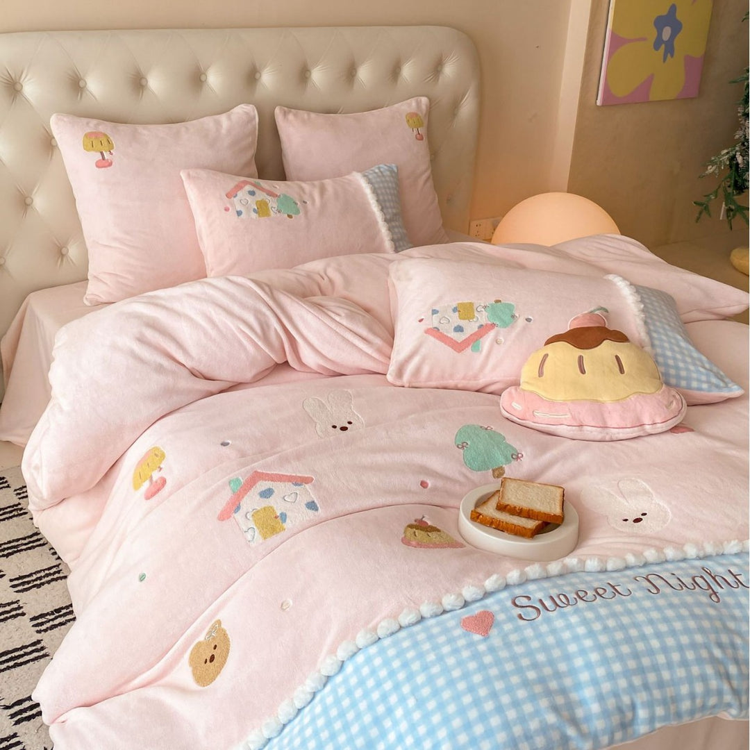 Children's bedding set made of cotton muslin with cute embroidered appliqués, pompom border and reversible function
