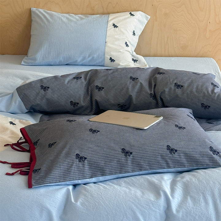 Bedding set made of cotton satin with embroidered horse appliqués and patchwork stripes