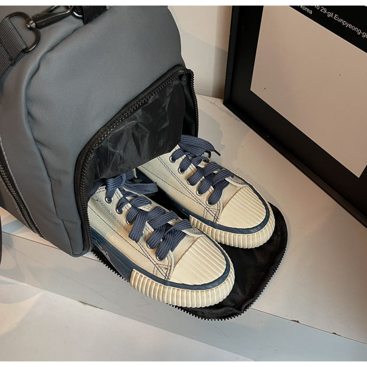 Sporty travel bag with reinforced zipper and side pocket Stornfield