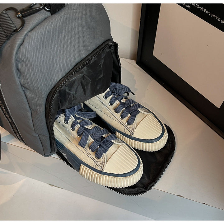 Sporty travel bag with reinforced zipper and side pocket Stornfield